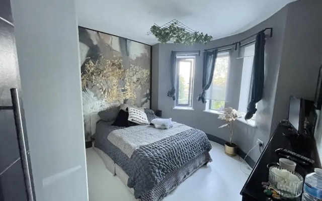 Artsy Retreat - Sleeps 4, Free Parking & Balcony