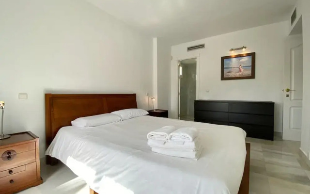 House Pauline 3 bed Poolside Private Garden M-5