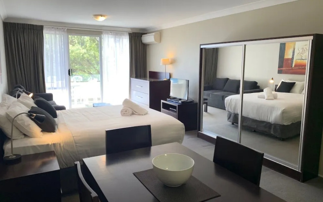 Horizons 115 - Lake Jindabyne Waterfront