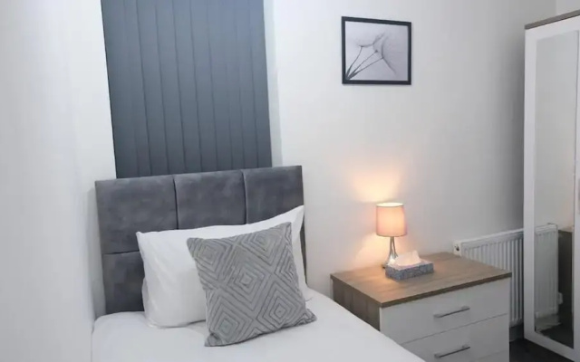 Manchester Entire 3-bed House, Sleeps 5 w/ Parking