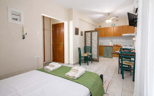 Village Vibe - Seaside Stay w Balcony Near Volos