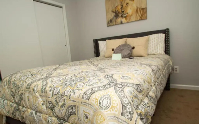 House - Sleeps 9 - Parking - Patio