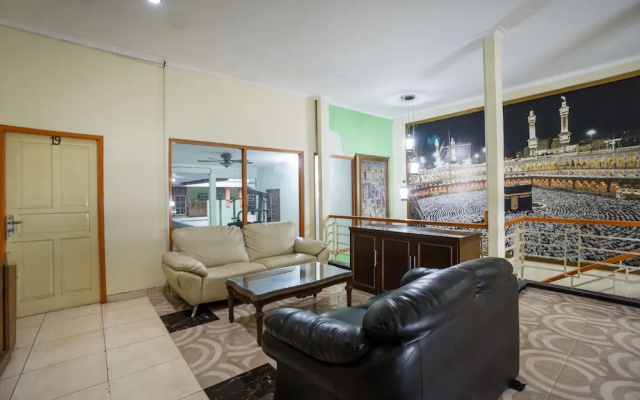 Hotel & Kost 37 by OYO Rooms