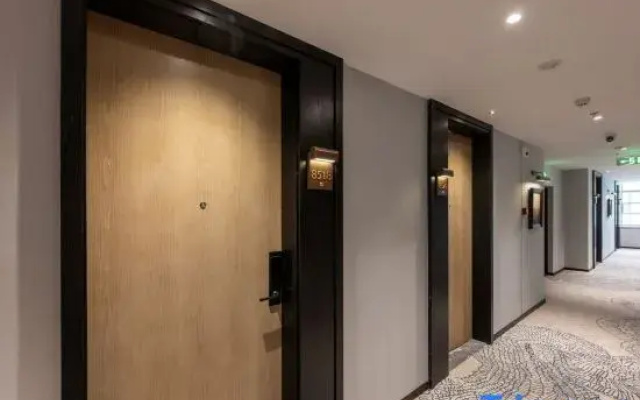 Super8 Hyatt  Hotel (Daxinghuangcun Railway Staion Subway Station Store)