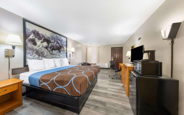 Super 8 by Wyndham Kansas City Airport North