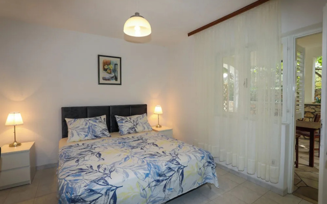Green Garden Apartment