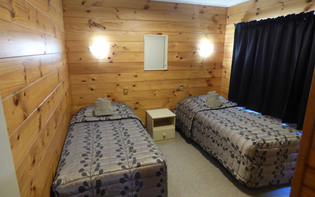 Cedarwood Lakeside Motel & Conference Venue