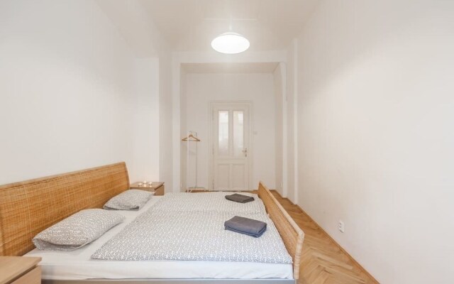 Апартаменты Central Apartment With Netflix Subscription 2 Bedroom Apts Прага вид на фасад