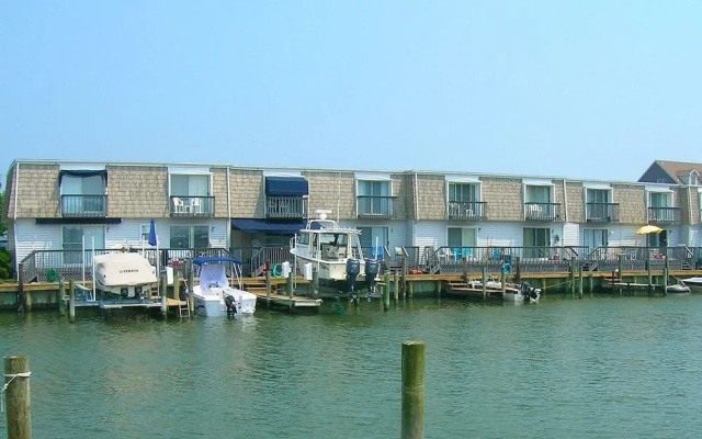Gullway 2821 3 Br townhouse by RedAwning