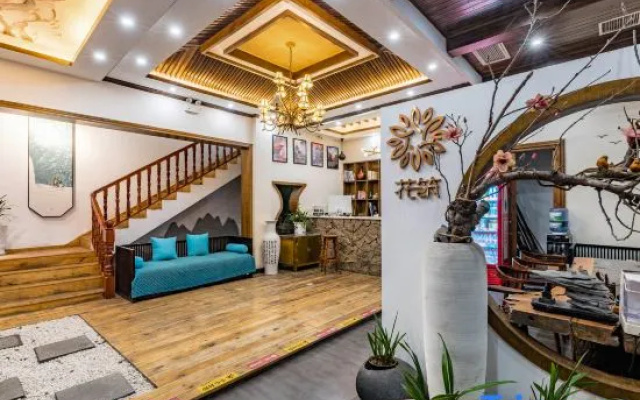 Fenghuang Qingwu river view homestay