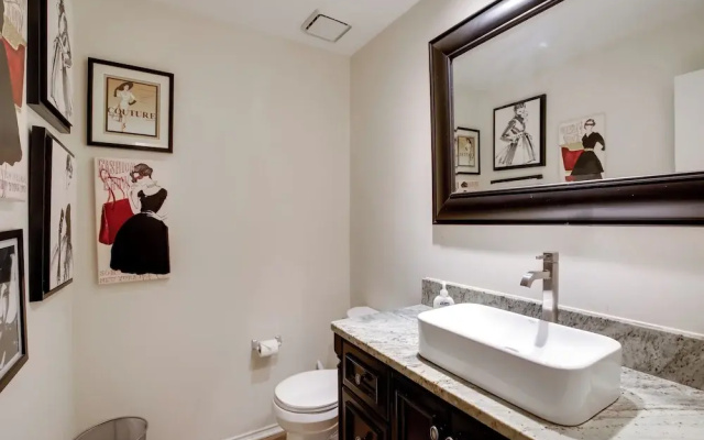 Comfortable Dallas Condo Close to Attractions