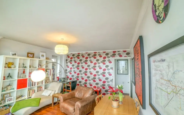 1 BR Limehouse Flat With Stunning Views of London!