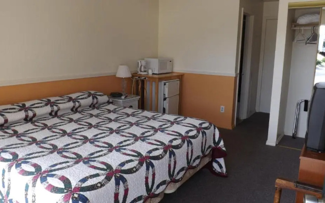 Twin Lakes Inn