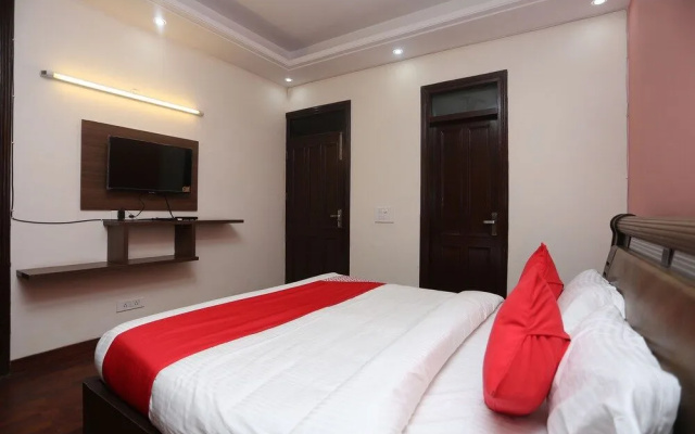 OYO 22867 Crystal Residency