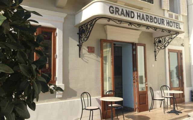 Grand Harbour Hotel вид на фасад