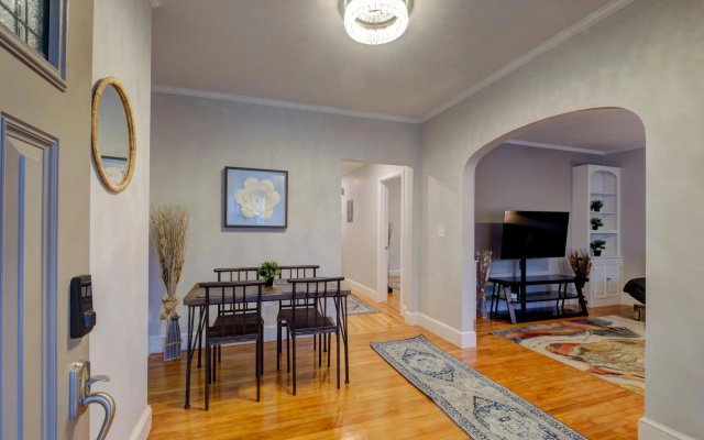 Spacious 2bd 1ba Free Parking 3D Tour