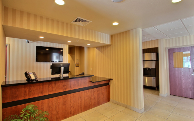 Cobblestone Inn & Suites - Brillion
