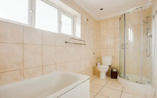 3 Bedroom in Northolt by Stayfolk