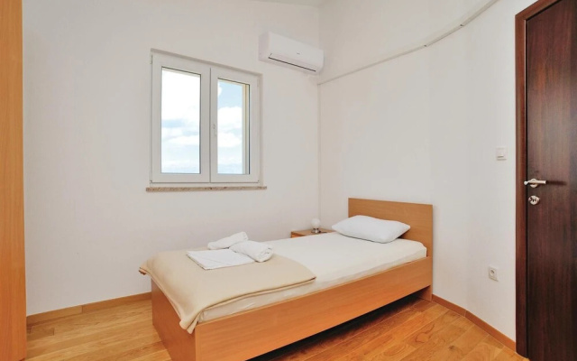 Beautiful Home in Pridraga With Wifi and 5 Bedrooms