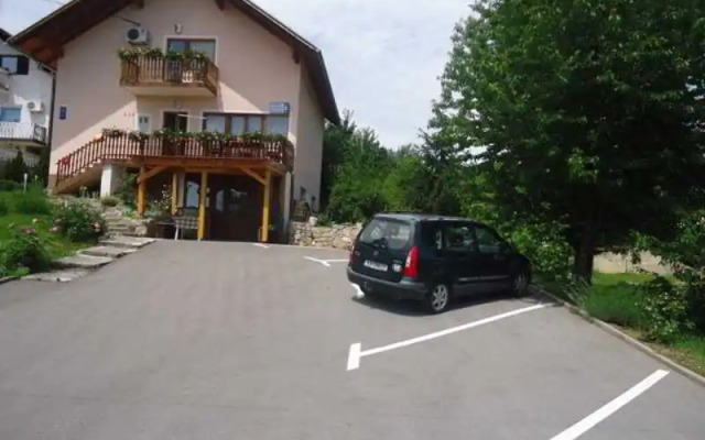 Apartments & rooms Kristic