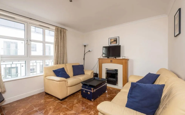 Central 2 Bedroom Apt W Parking Close To Royal Mile