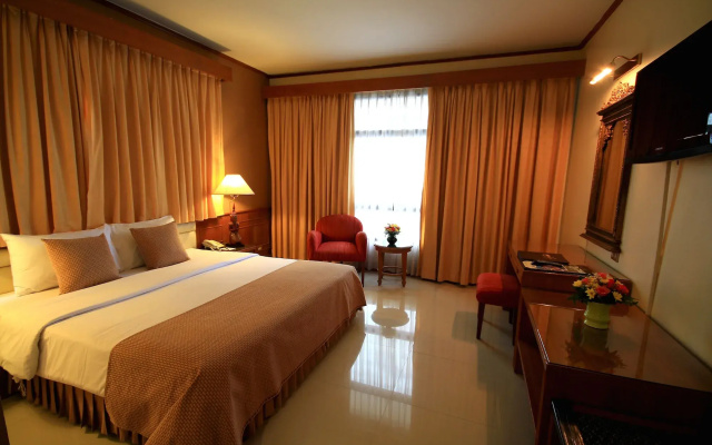 Pinnacle Lumpini Park Hotel