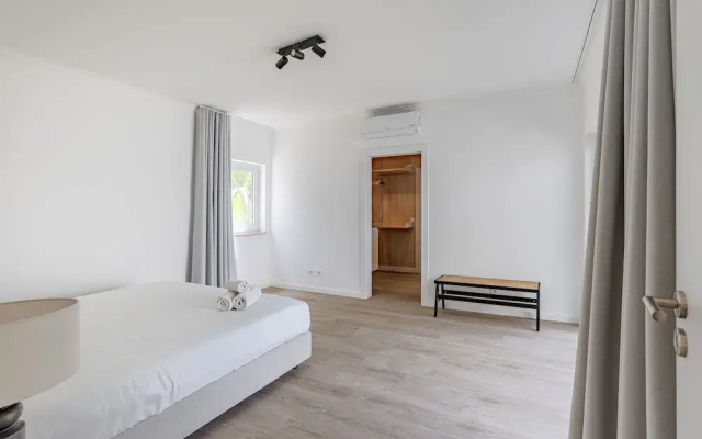 Aroeira Modern Grand Villa With Pool by Homing