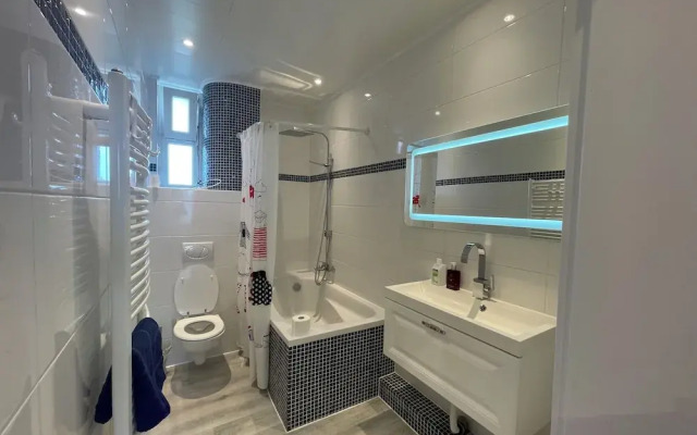 4 room new apartment center contactless