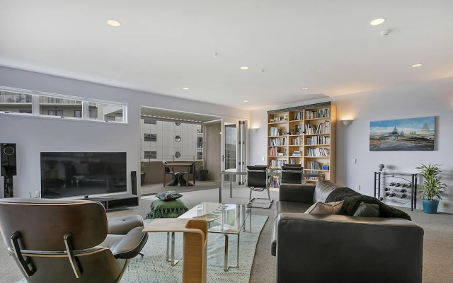 QV Executive Penthouse with Parking - 782