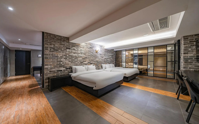 Hotel 2.4