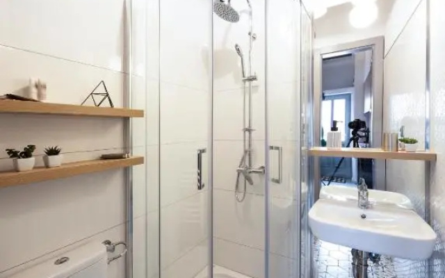 Old Town Courtyard Apartment with private parking