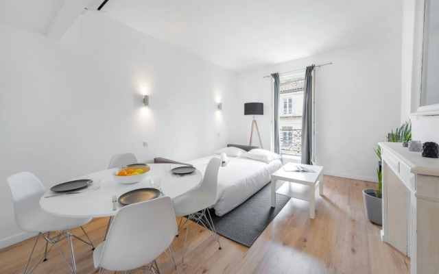 Cosy Duplex Overlooking the "rue de la Loge"!