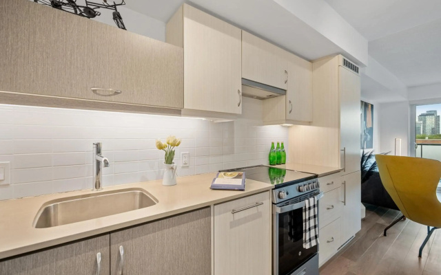 Sleek 1BR + office Condo - CN Tower/Skyline view