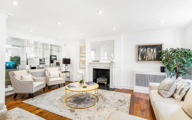 4-bed House Next To Harrods Private Parking