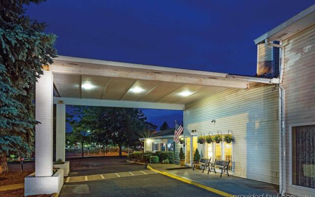 Quality Inn & Suites in Albany, United States of America from 136$, photos, reviews - zenhotels.com hotel front