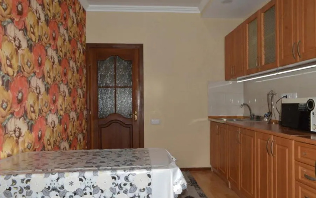 Apartment on Toktogula, 93