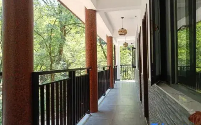 Moxi Riverbank  · Vacation Boutique Inn