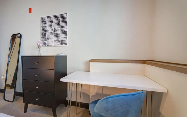 Milwaukee Charming 1BD 1BA Downtown Apartment