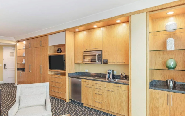 Stylish Renovated Studio at Trump Tower 2804
