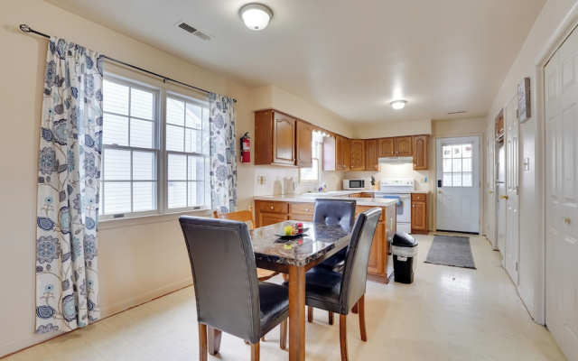 Walk to Fairgrounds! Hagerstown Townhome w/ Deck