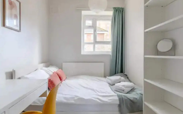 Cosy 4BD Flat W/private Balcony - Nine Elms!
