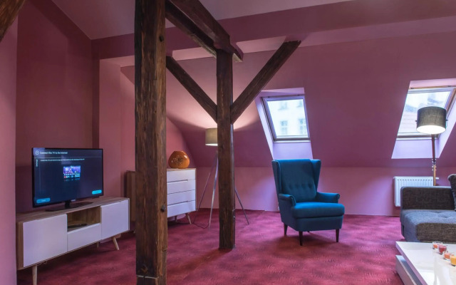 Spacious and Quiet Attic Flat in Centre