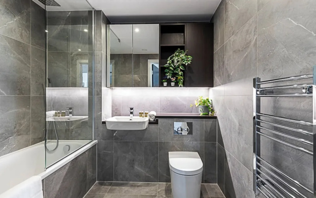Chic and Sleek Sky-high Apartment