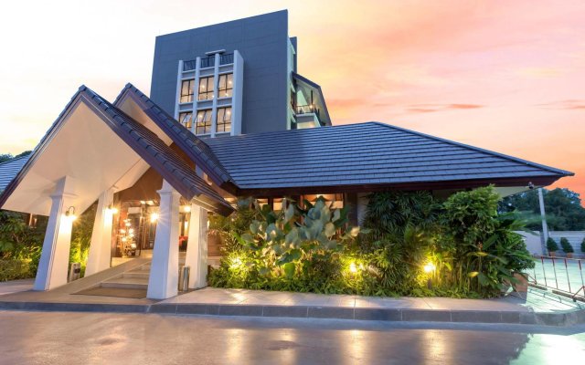 Отель Manhattan Pattaya Hotel Таиланд, Чонбури - 4 отзыва об отеле, цены и фото номеров - забронировать отель Manhattan Pattaya Hotel онлайн вид на фасад