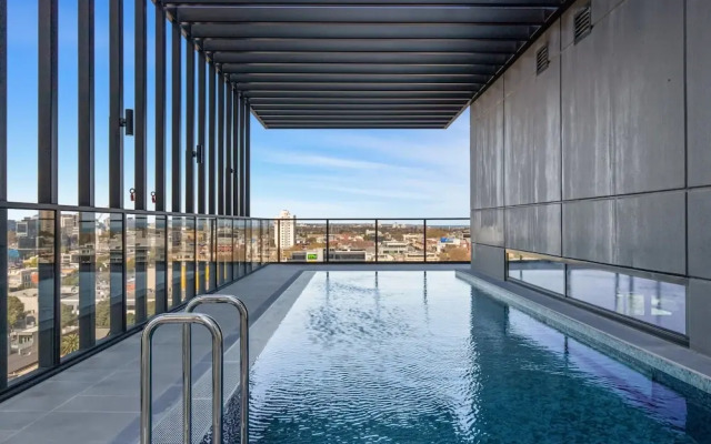 Stylish 1-bed With Pool Gym & Stunning Views