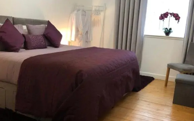 ACE Largs Ground Floor Apartment with Garden