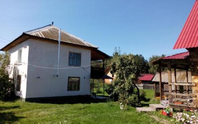 Гостиница Helen Guesthouse в Катуни отзывы, цены и фото номеров - забронировать гостиницу Helen Guesthouse онлайн Катунь вид на фасад