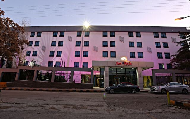 Ramada Hotel & Suites Amman вид на фасад