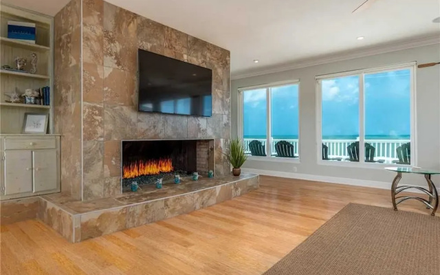 Beachfront Sapphire - Six Bedroom Home
