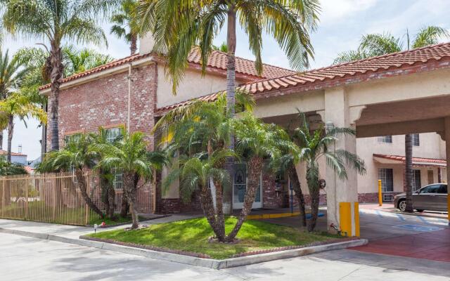 Отель Days Inn And Suites South Gate Южные ворота вид на фасад